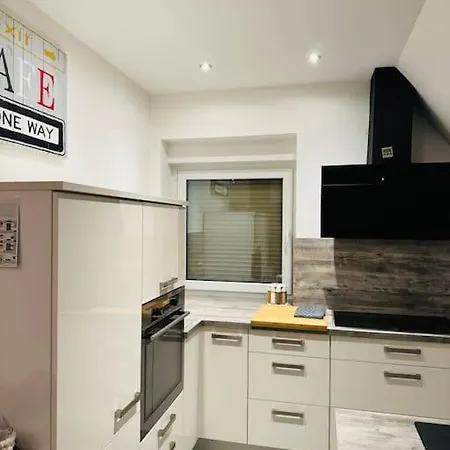 Schoene Dachgeschosswohnung Im Zentrum Mit Parkplatz Apartman *